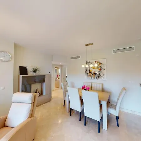 Urb. Los Iris, Luxury 3 Bed Apartment *